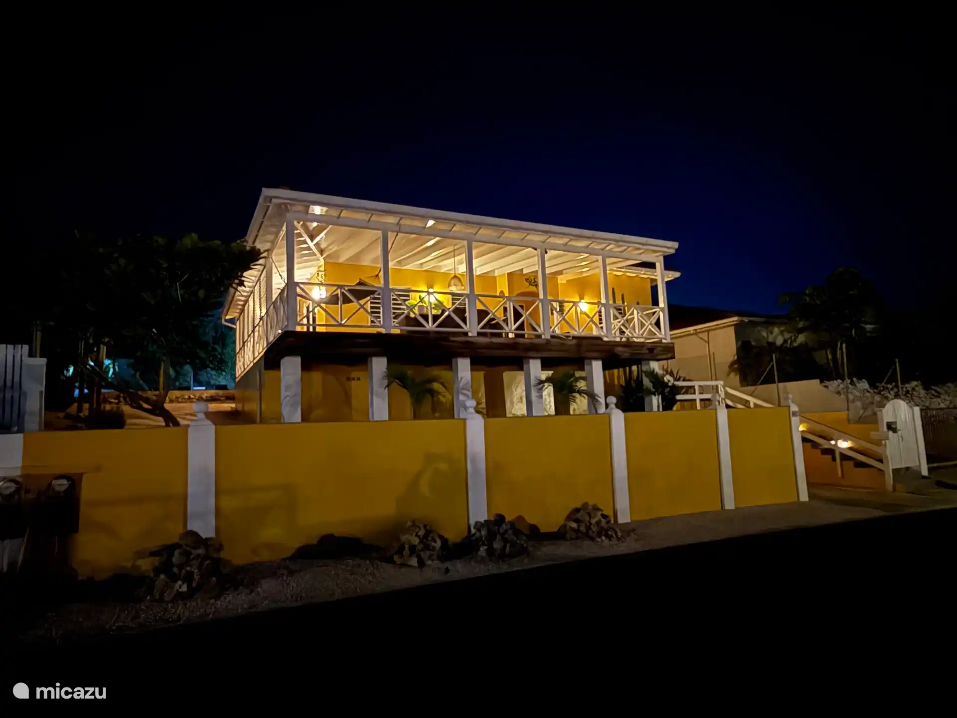Villa Banda Bou de noche