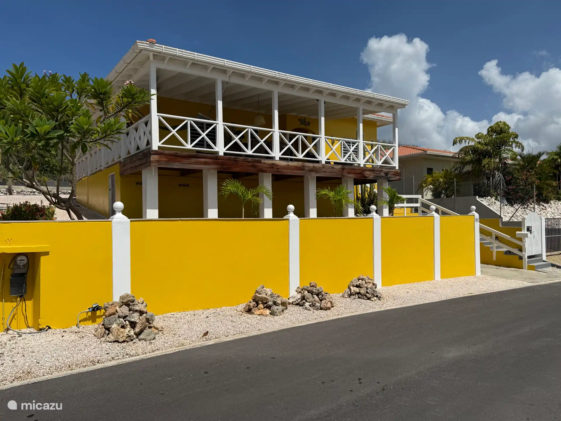 Vista frontal de Villa Banda Bou