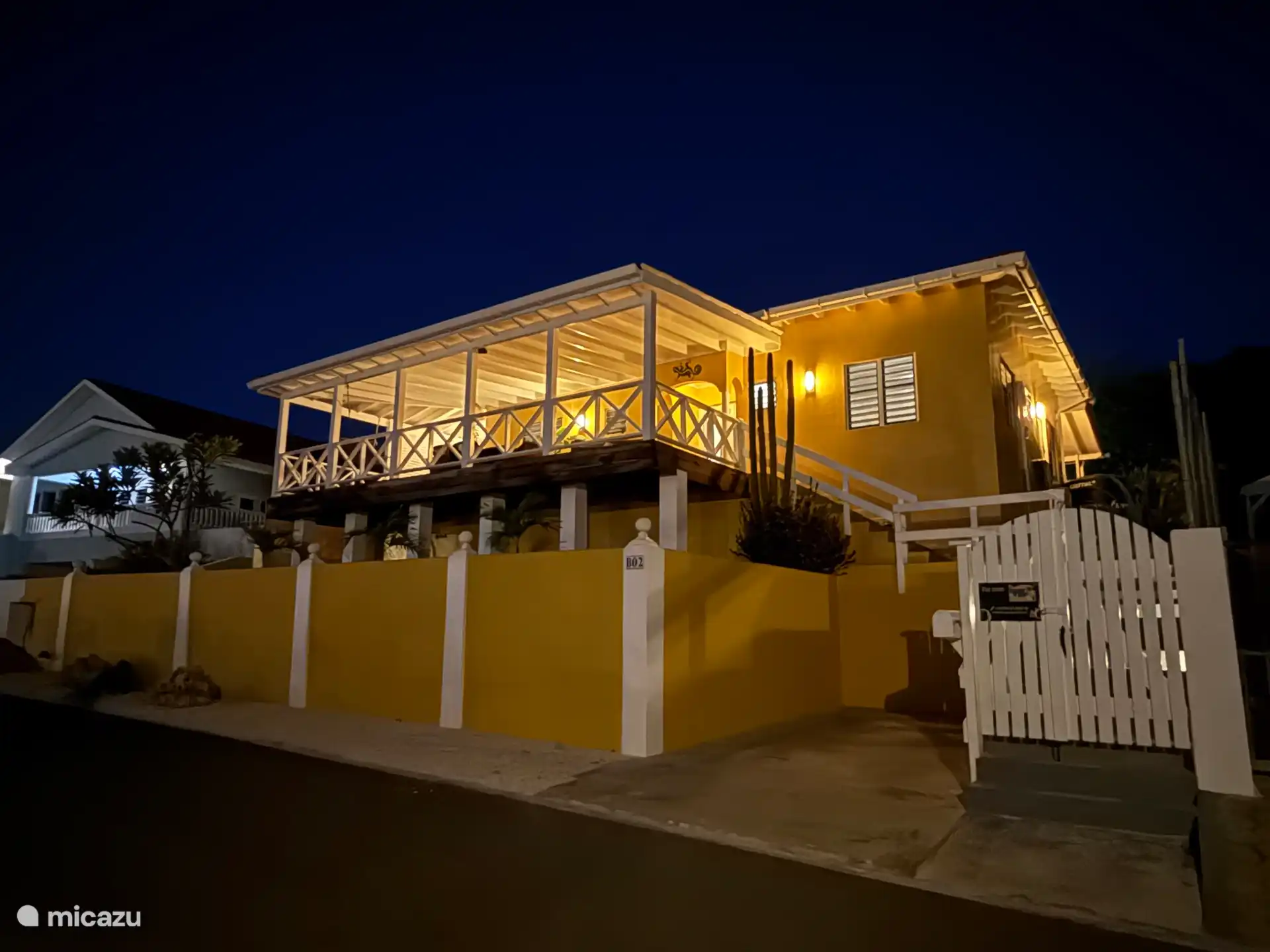 Villa Banda Bou de noche
