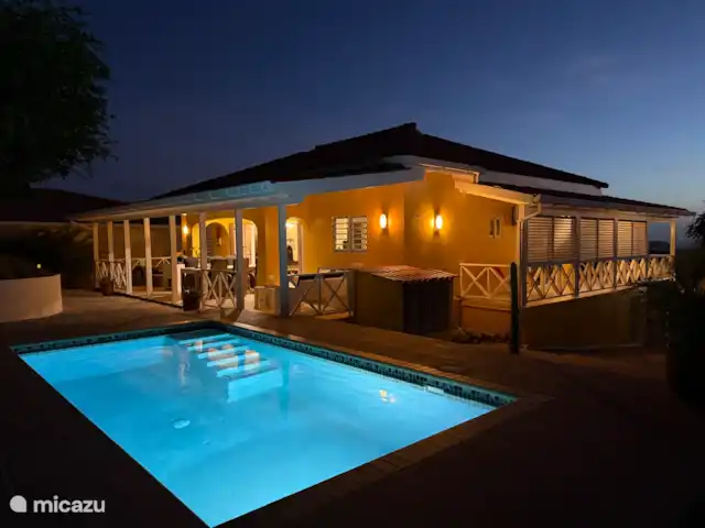 'Villa Banda Bou' con Vista al Mar en Curazao, Bandabou (oeste), Fontein - villa Tu sensación de vacaciones por la noche