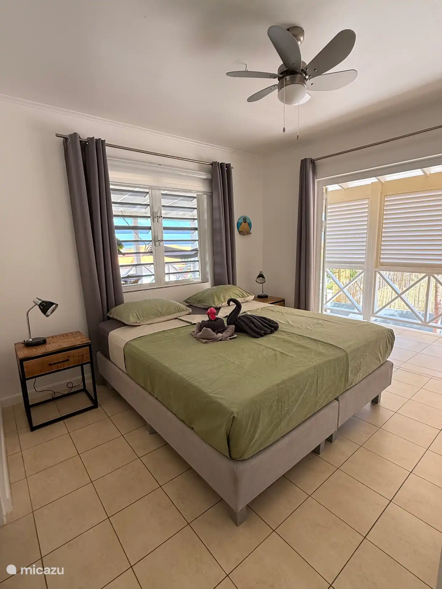 Dormitorio principal con puertas francesas y ventanas de listones con cuernos contra mosquitos