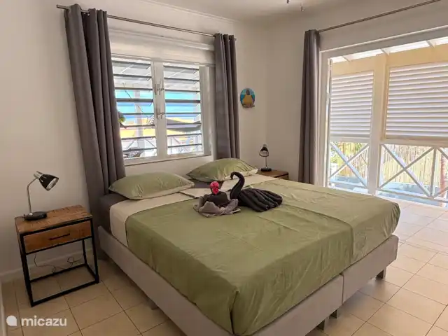 'Villa Banda Bou' con Vista al Mar en Curazao, Bandabou (oeste), Fontein - villa Dormitorio principal con puertas francesas y ventanas de listones con cuernos contra mosquitos