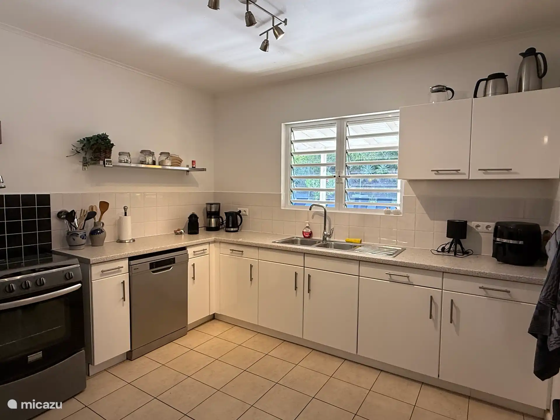 Cocina también equipada con Airfryer, cafetera, hervidor de agua y cafetera Nespresso y todos los demás equipos eléctricos