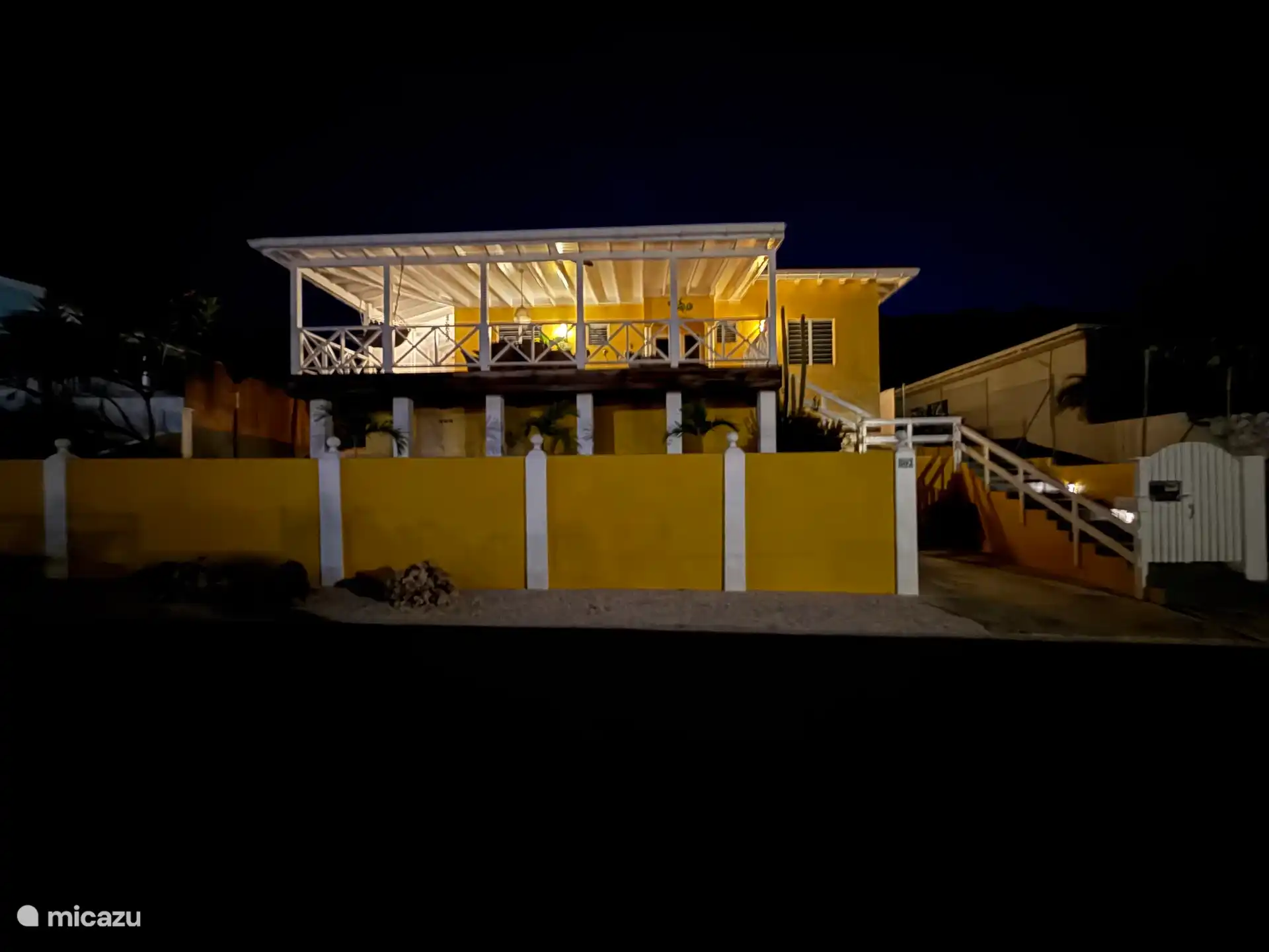 Villa Banda Bou de noche