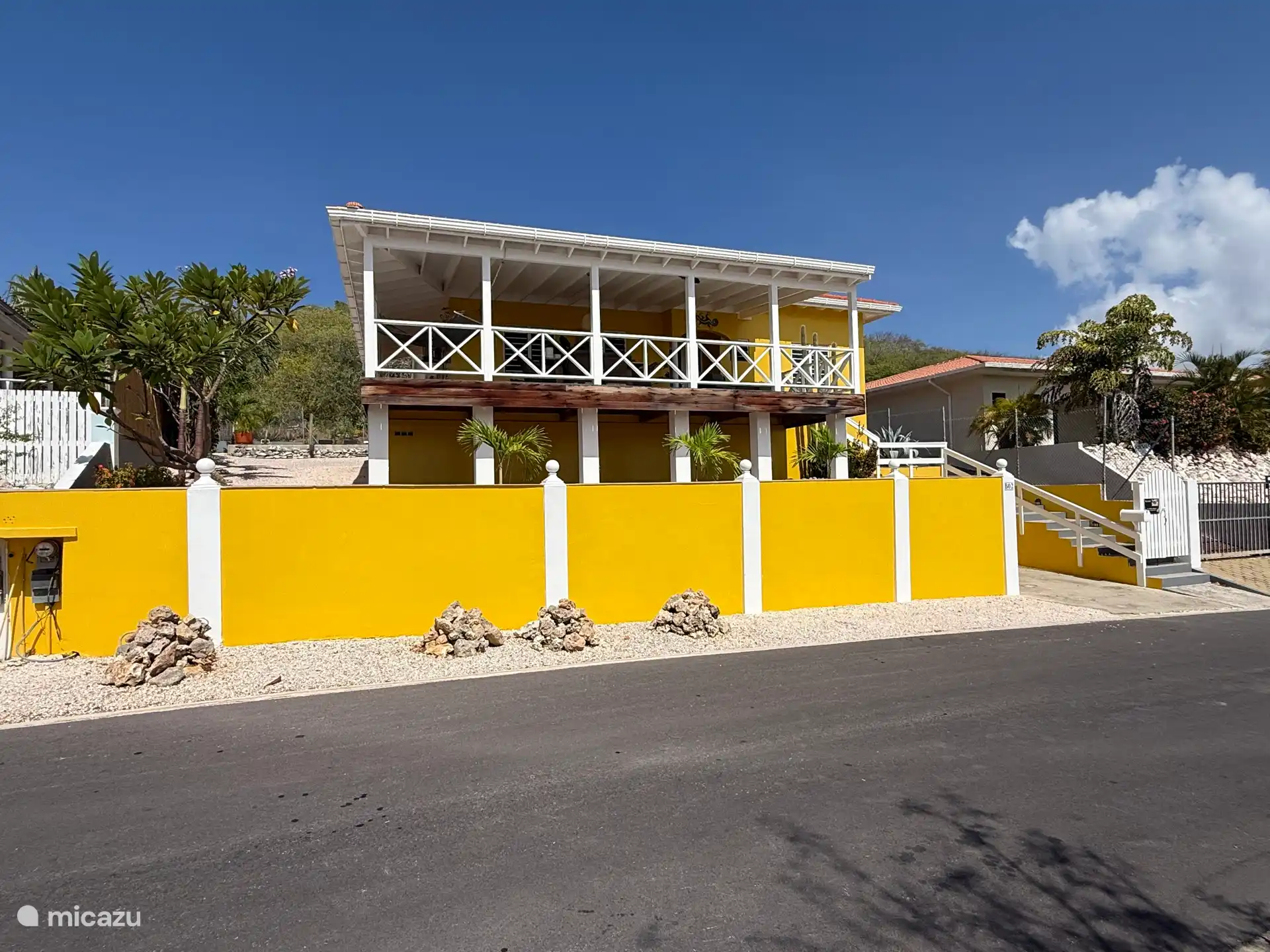 Vista frontal de Villa Banda Bou