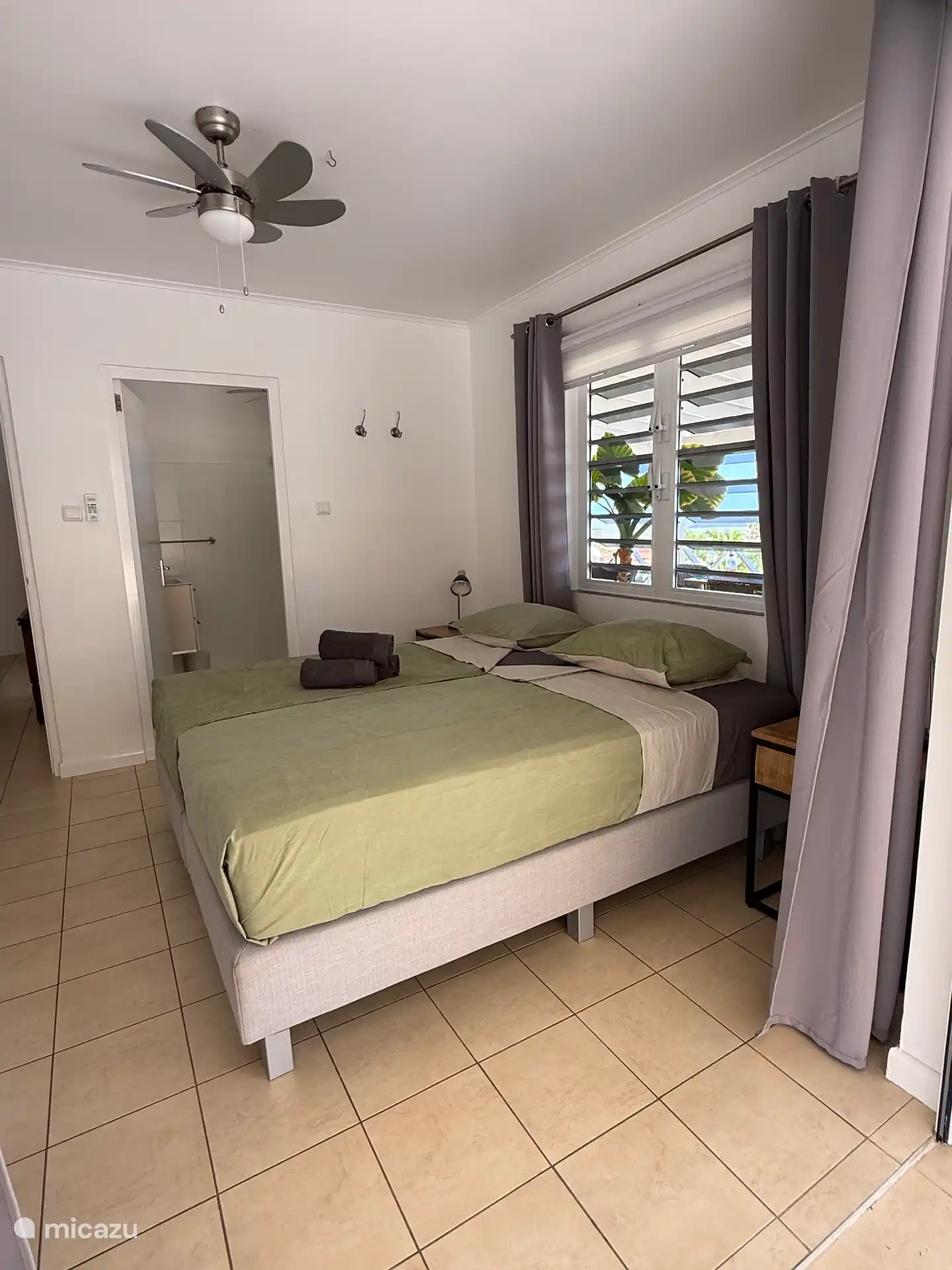 Dormitorio principal con baño contiguo