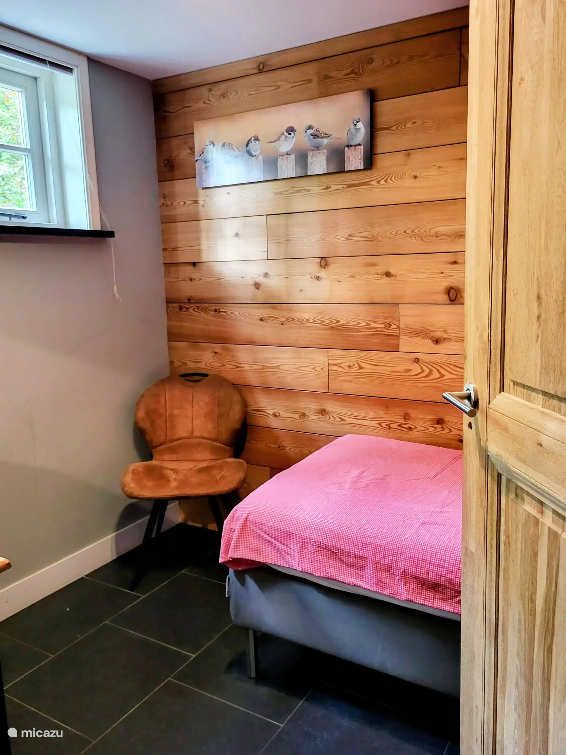 bedroom with 1 bed