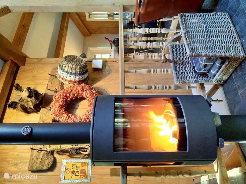 De houtkachel die naast de vloerverwarming zorgt voor een aangename temperatuur.
