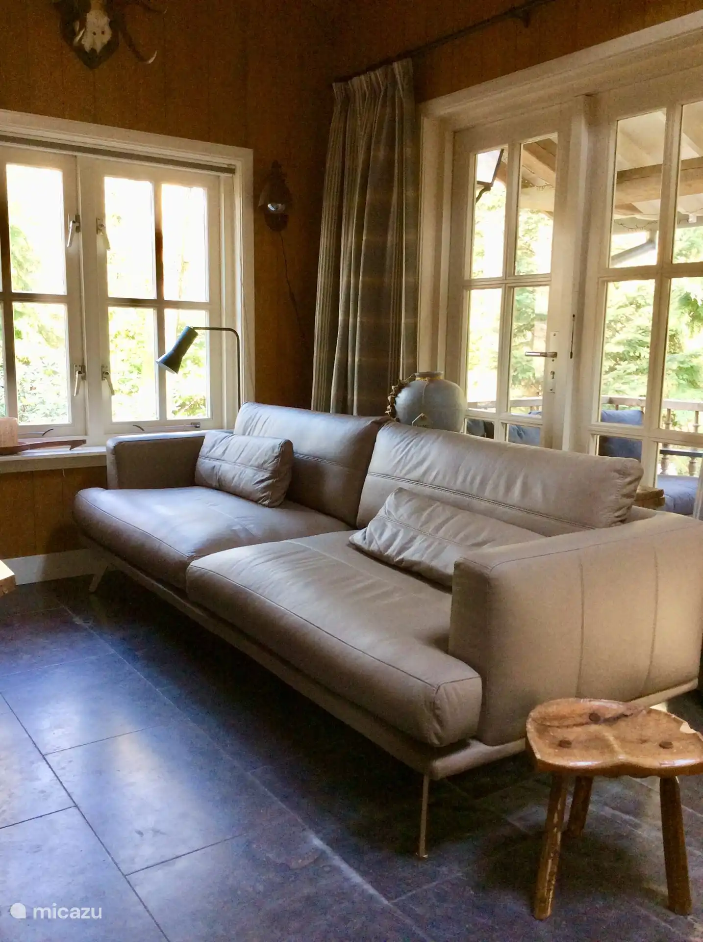 Woonkamer met lederen bank.