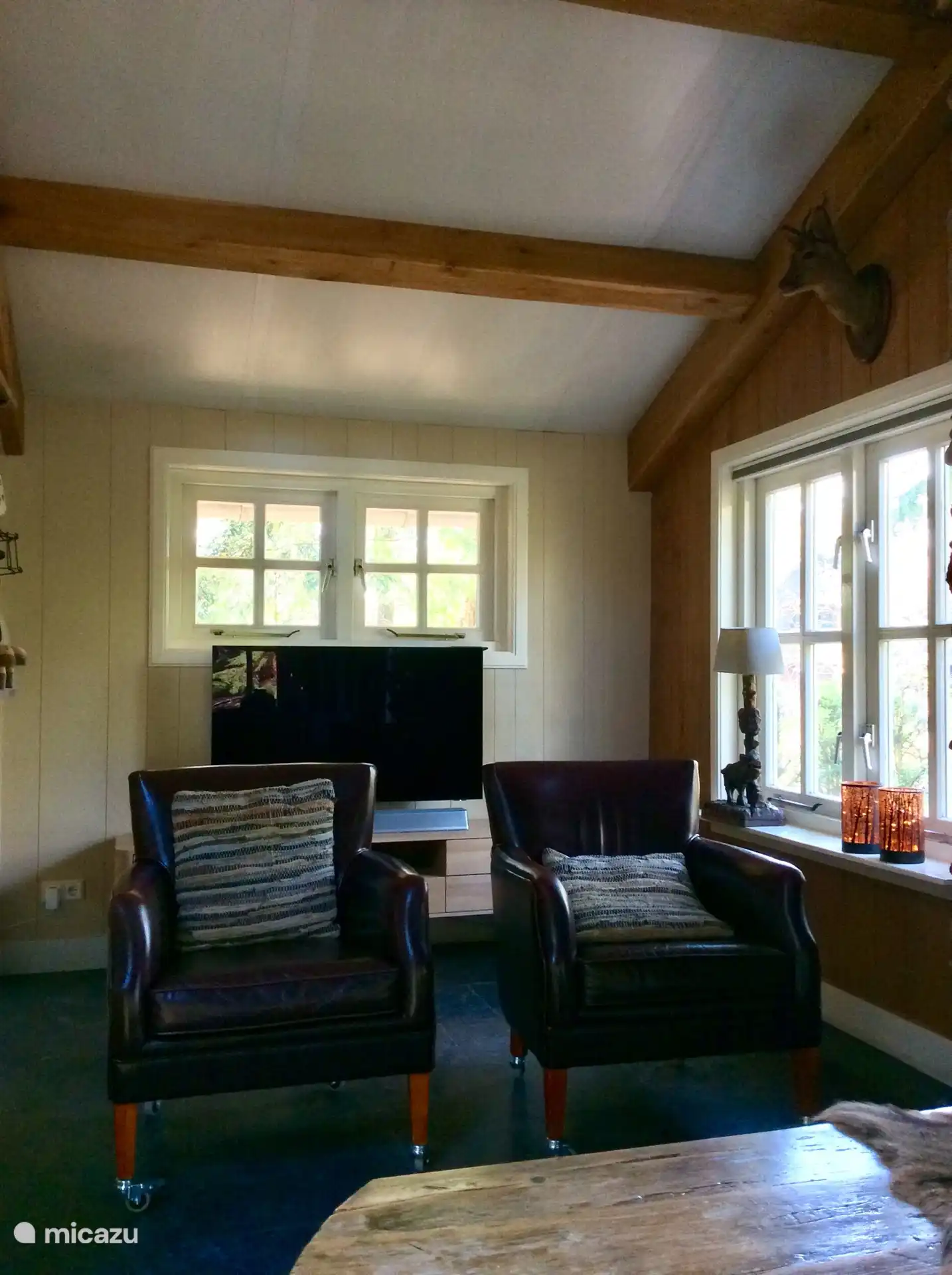 Woonkamer met televisie.