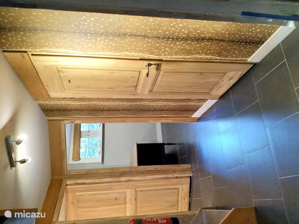 De hal in het souterrain met toegang naar de slaapkamers en badkamer.