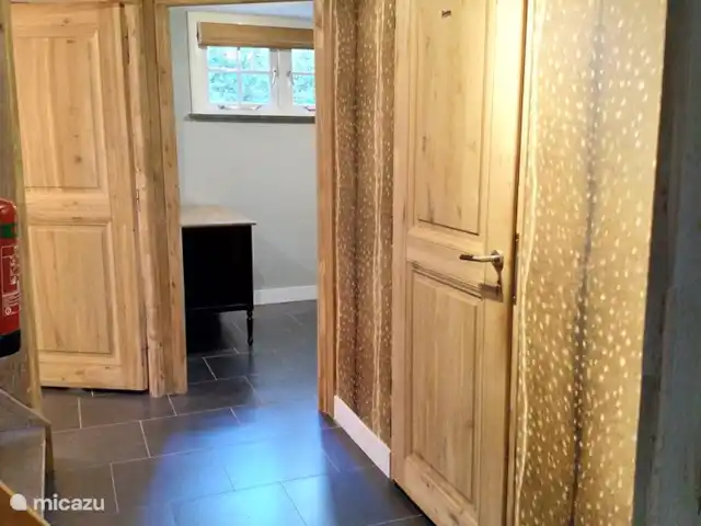 Le pic | Pays-Bas, Gueldre, Emst (Epe) - maison de vacances Le hall au sous-sol avec accès aux chambres et salle de bain.