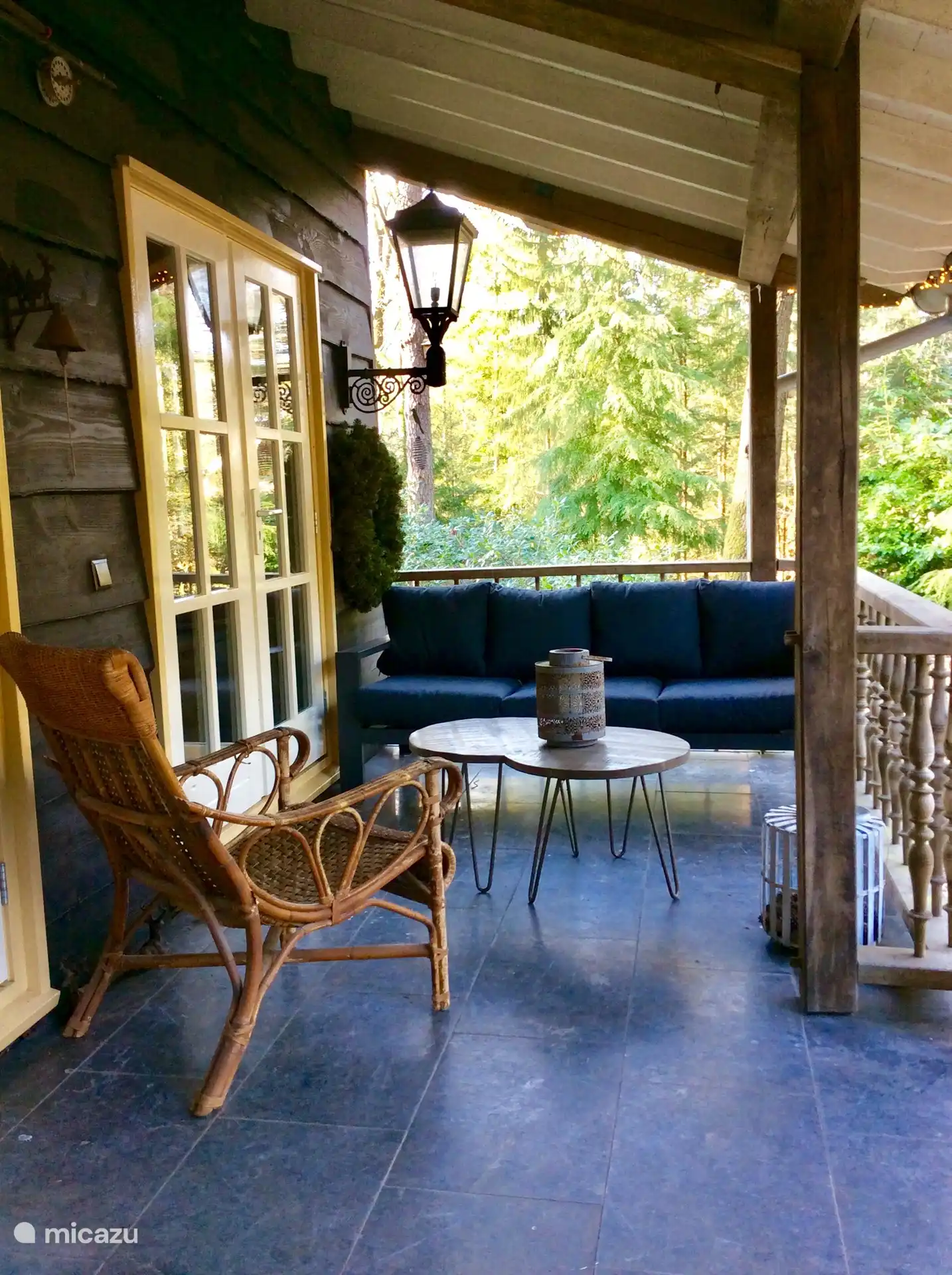 De veranda waar u ook als het weer iets minder mooi is, van de buitenlucht en de stilte kunt genieten.