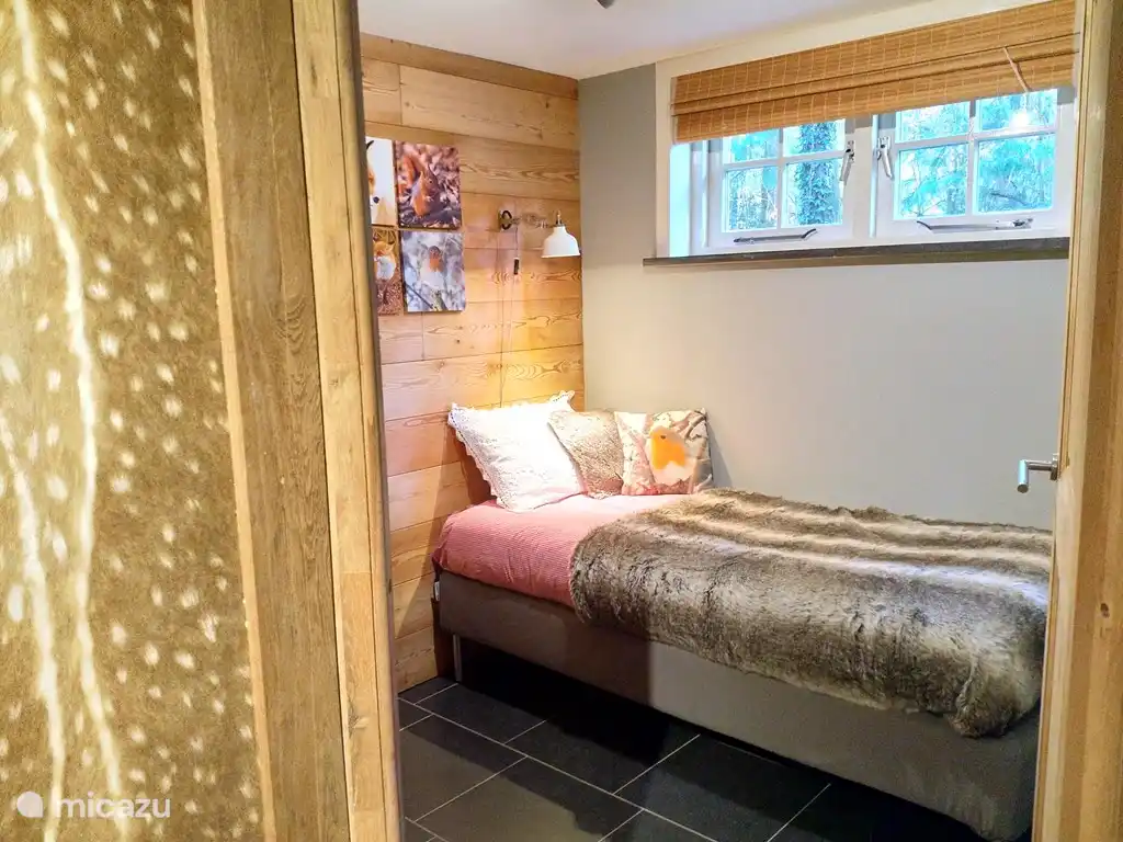 De eerste 1-persoons kamer, met openslaande ramen en kledingkast.