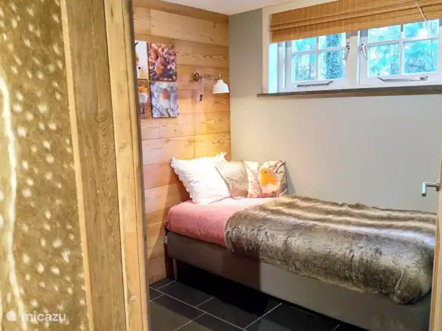 Le pic | Pays-Bas, Gueldre, Emst (Epe) - maison de vacances La première chambre simple, avec des fenêtres qui s'ouvrent et une armoire.