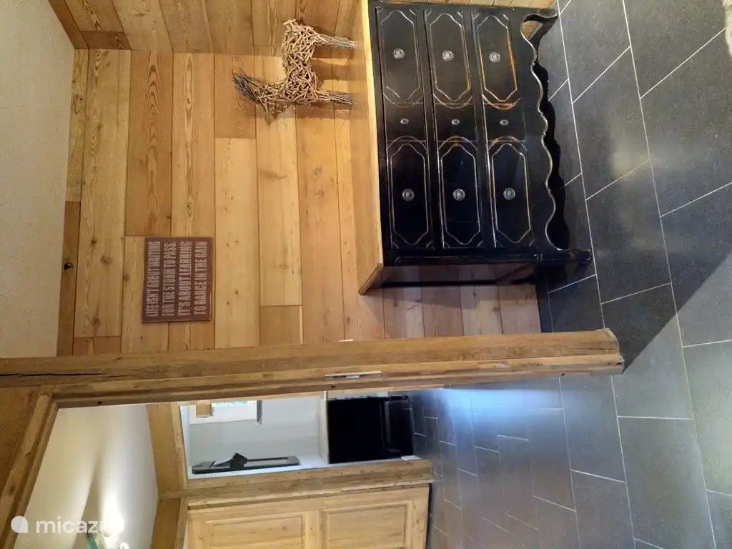 Gedeelte van een slaapkamer met zicht naar de hal.