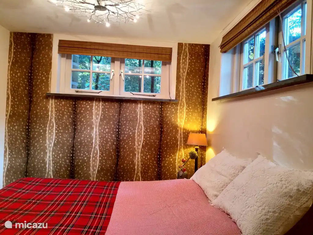 Twee-persoons slaapkamer met vier openslaande ramen en inbouw kledingkast en twee persoons boxspring (1.60 m breed)