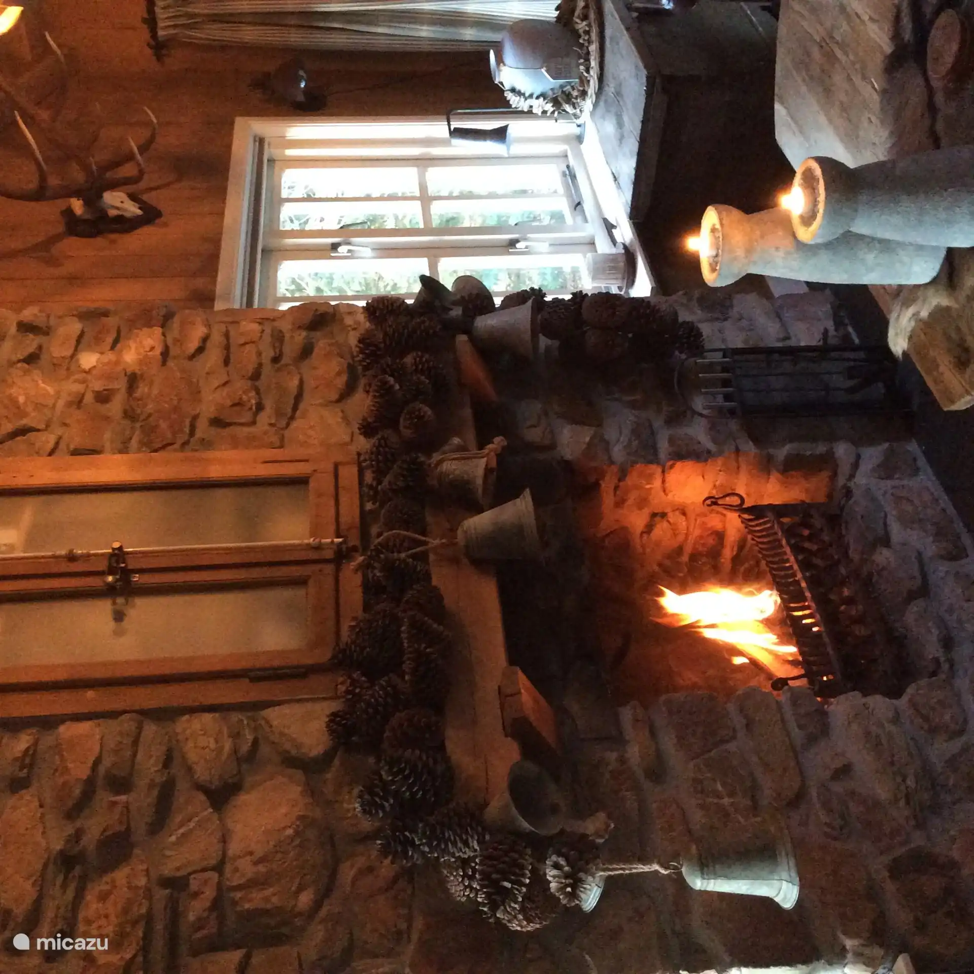 In de wintermaanden kan de openhaard gestookt worden. Heeeeel gezellig :)