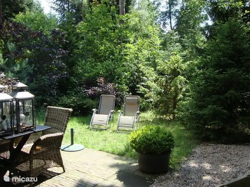 Rondom het huis is een heerlijke bostuin.