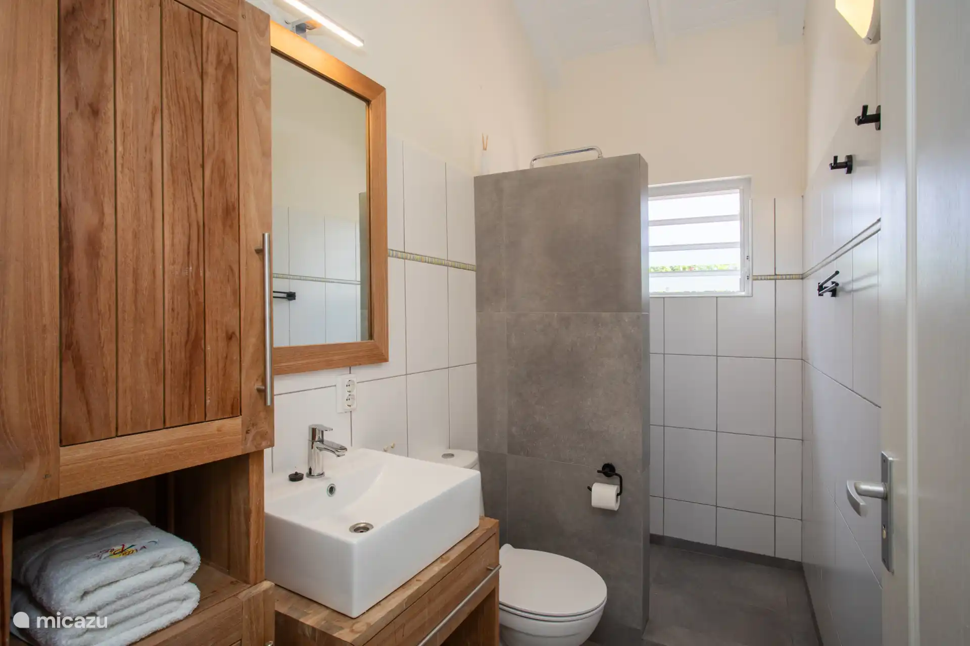 Badezimmer
Dusche
Toilette
Toilette
Waschbecken
Handtücher