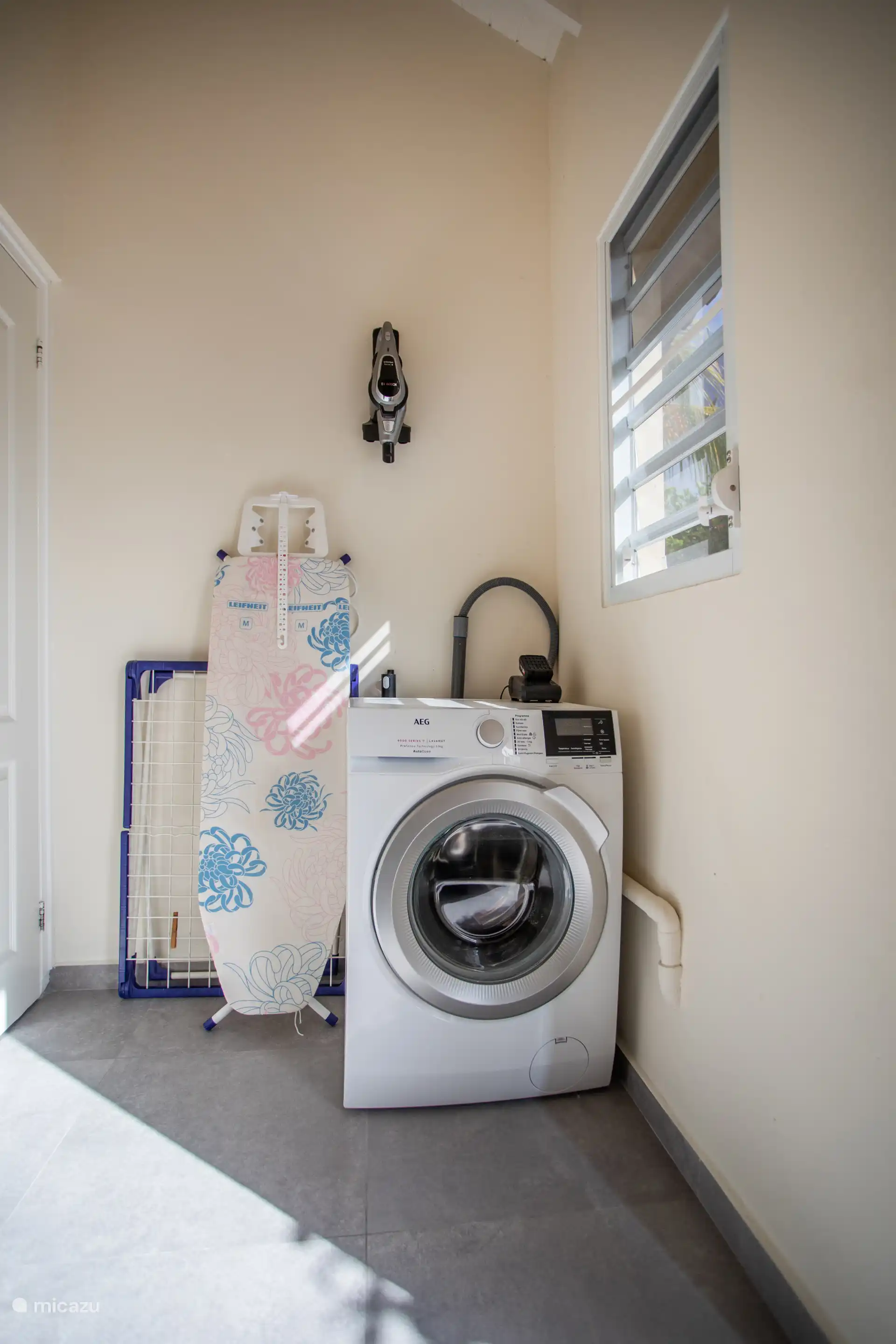 Waschmaschine
Bügelbrett
Kleiderständer