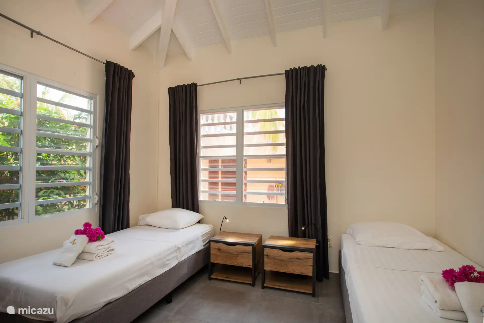 Schlafzimmer
Einzelbett
Schrank
Handtücher