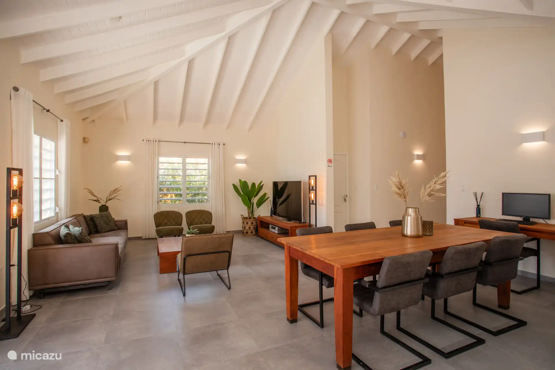 Wohnzimmer
Essecke
Küche
Sitzecke
Büro
TV