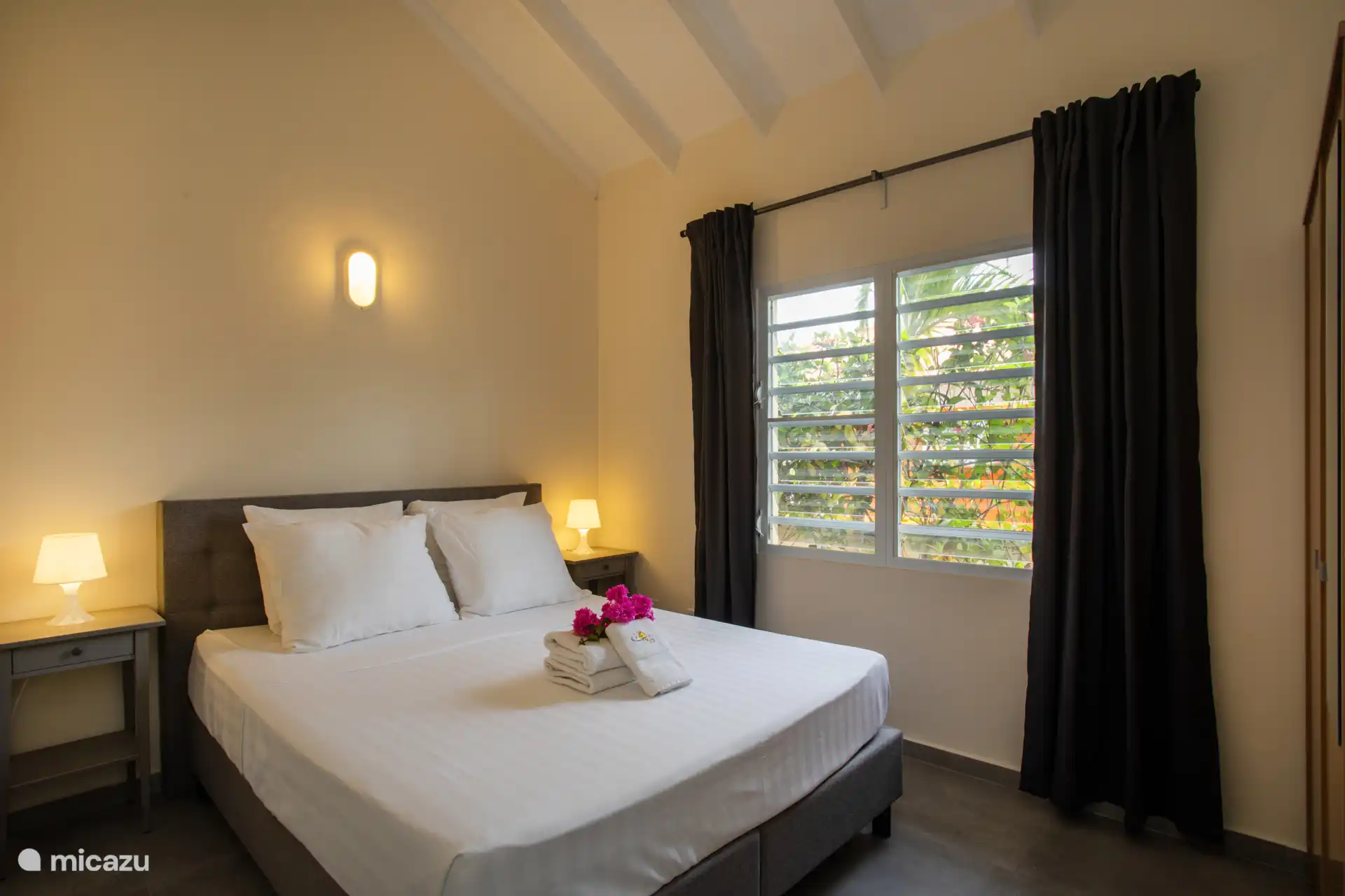 Schlafzimmer
Doppelbett
Schrank
Handtücher