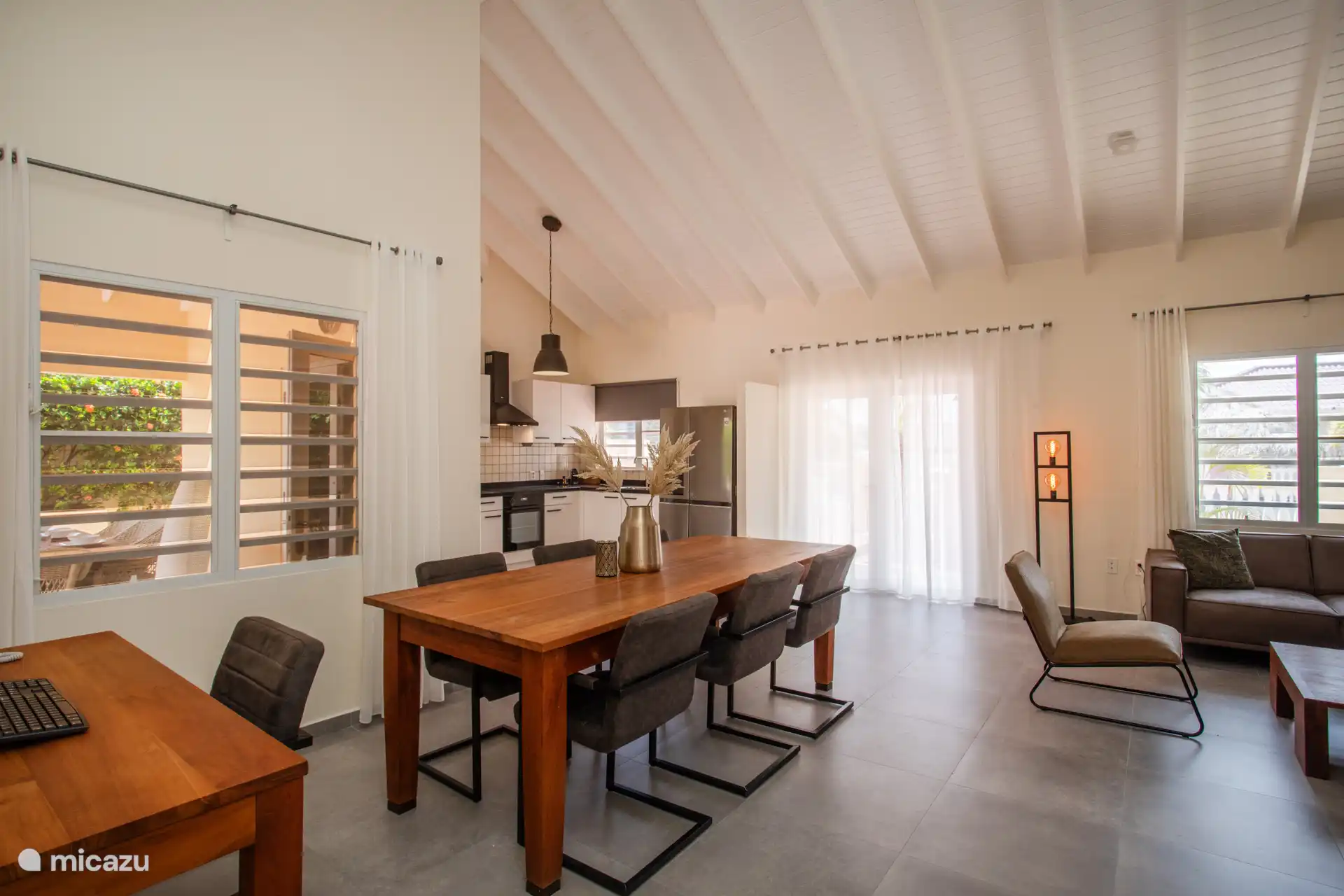 Wohnzimmer
Essecke
Küche
Sitzecke
Büro