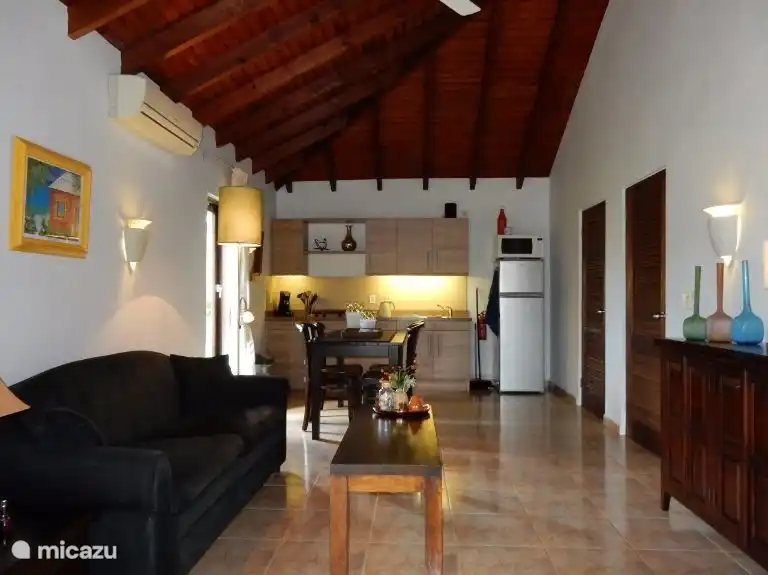 Woonkamer met open keuken 