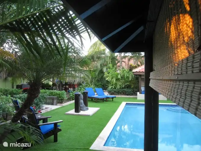 Het zwembad met gezellige cabana's om heerlijk te relaxen!