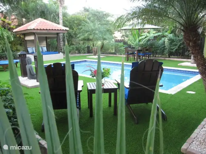 Nog zo'n lekker plekje in de schaduw om rustig een boekje te lezen!