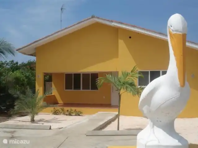 Antileandream | Curaçao, Banda Abou (ouest), Daniel - bungalow Devant de la maison avec porche et espace pour garer deux voitures.