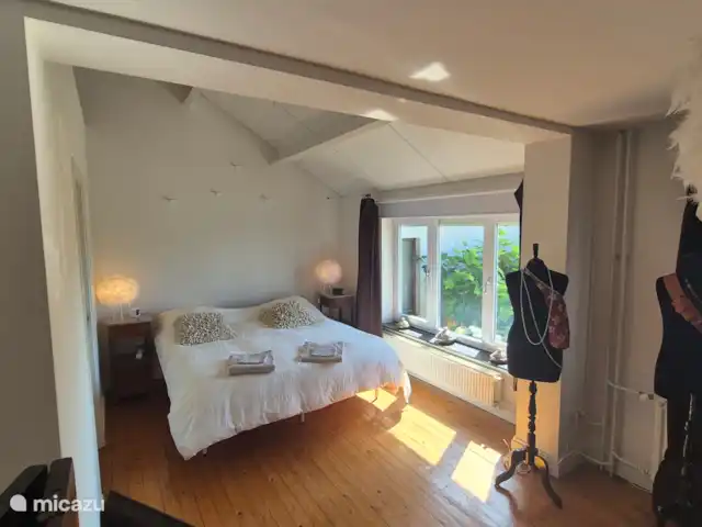 Casa Sibbe en Países Bajos, Limburgo, Valkenburg - casa vacacional Dormitorio con cama king-size y posiblemente. una cama individual