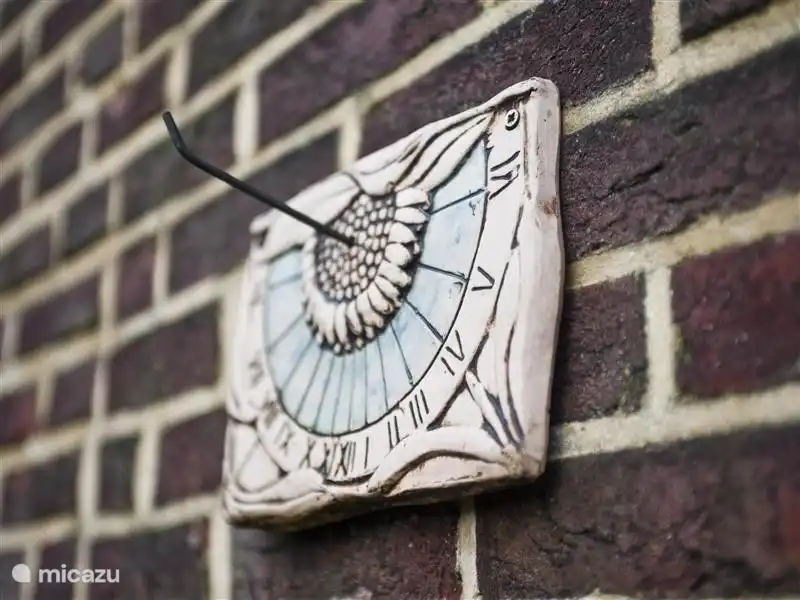 Detail (sundial) to the outside wall.
