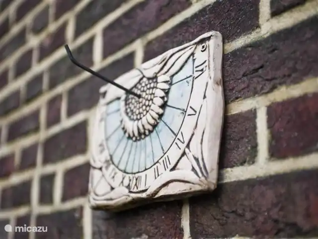 Casa Sibbe en Países Bajos, Limburgo, Valkenburg - casa vacacional Detalle (reloj de sol) en la pared exterior.