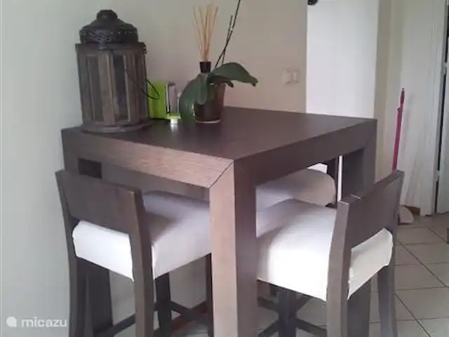 Casa Sibbe en Países Bajos, Limburgo, Valkenburg - casa vacacional Mesa alta de cocina con sillas altas de cocina para empezar bien el día.