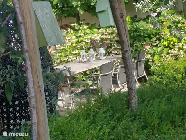 Casa Sibbe en Países Bajos, Limburgo, Valkenburg - casa vacacional mesa de jardín con 6 preciosas sillas.