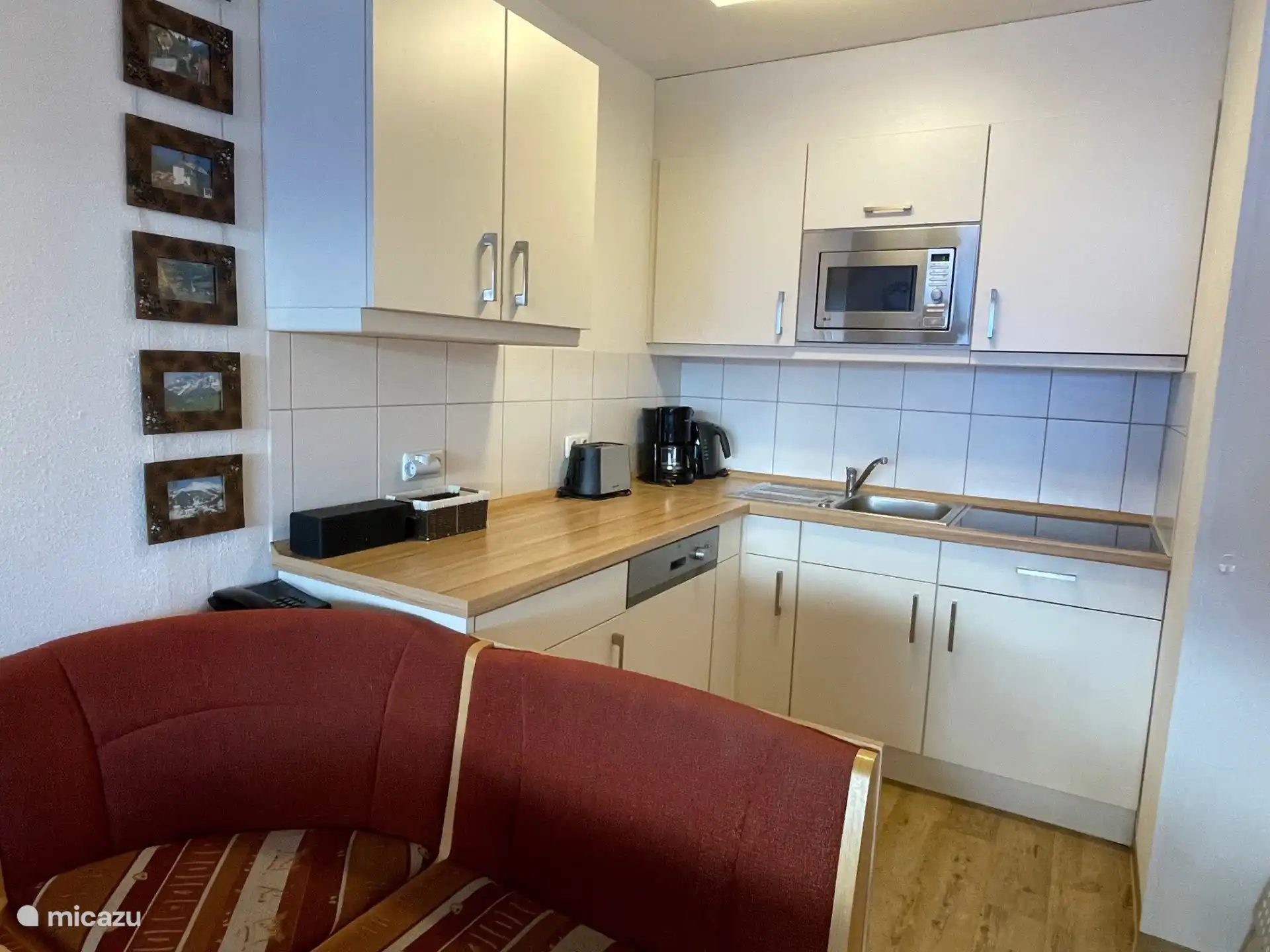 Küche 214 mit allen modernen Geräten (Geschirrspüler, Kaffeemaschine, Wasserkocher, Kühlschrank, Mikrowelle, 4-Flammen-Kochfeld)