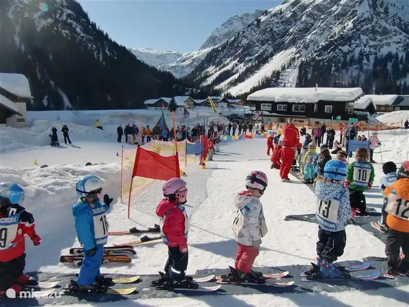 Kinderskischule (250 Meter vom Aparthotel entfernt). Es gibt auch eine Skischule im Aparthotel
