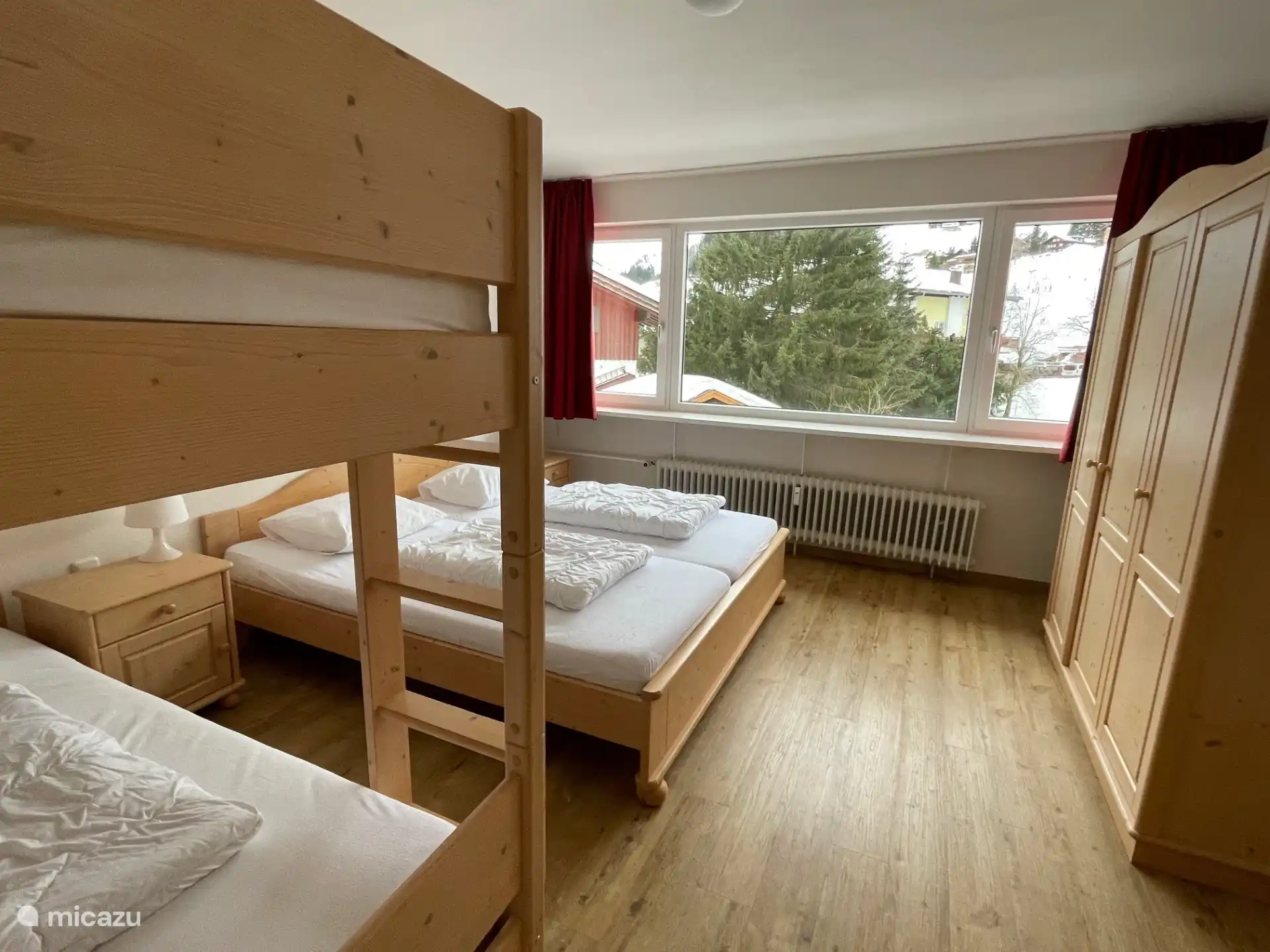Schlafzimmer mit Doppelbett und Etagenbett