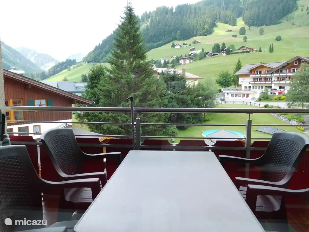 Blick vom sonnigen Balkon (SW). 