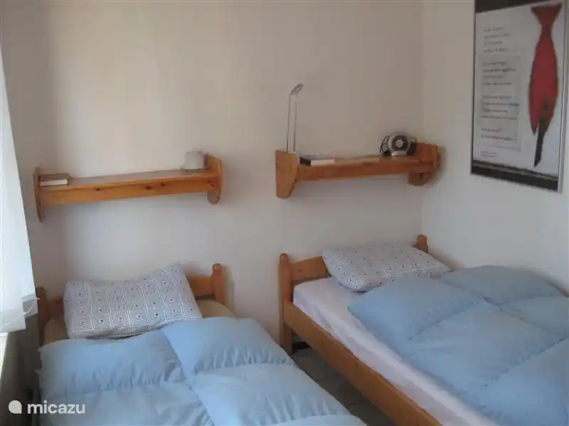 Schlafzimmer mit zwei Einzelbetten.