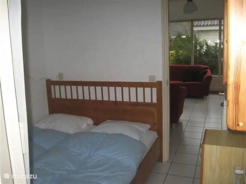 Zweites Schlafzimmer mit Doppelbett.