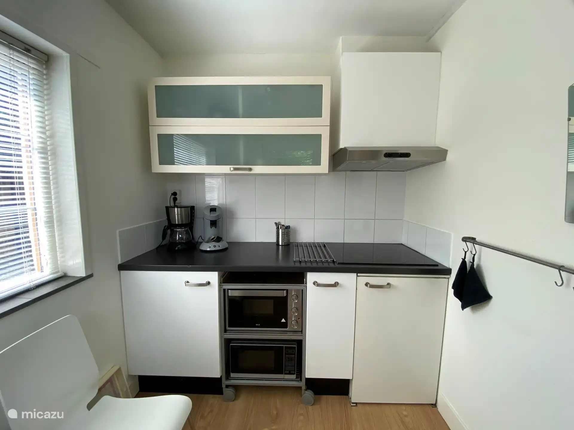 ... Und auf der anderen Seite, die Kochecke mit E Glaskeramik Kochfeld und eine Mikrowelle.