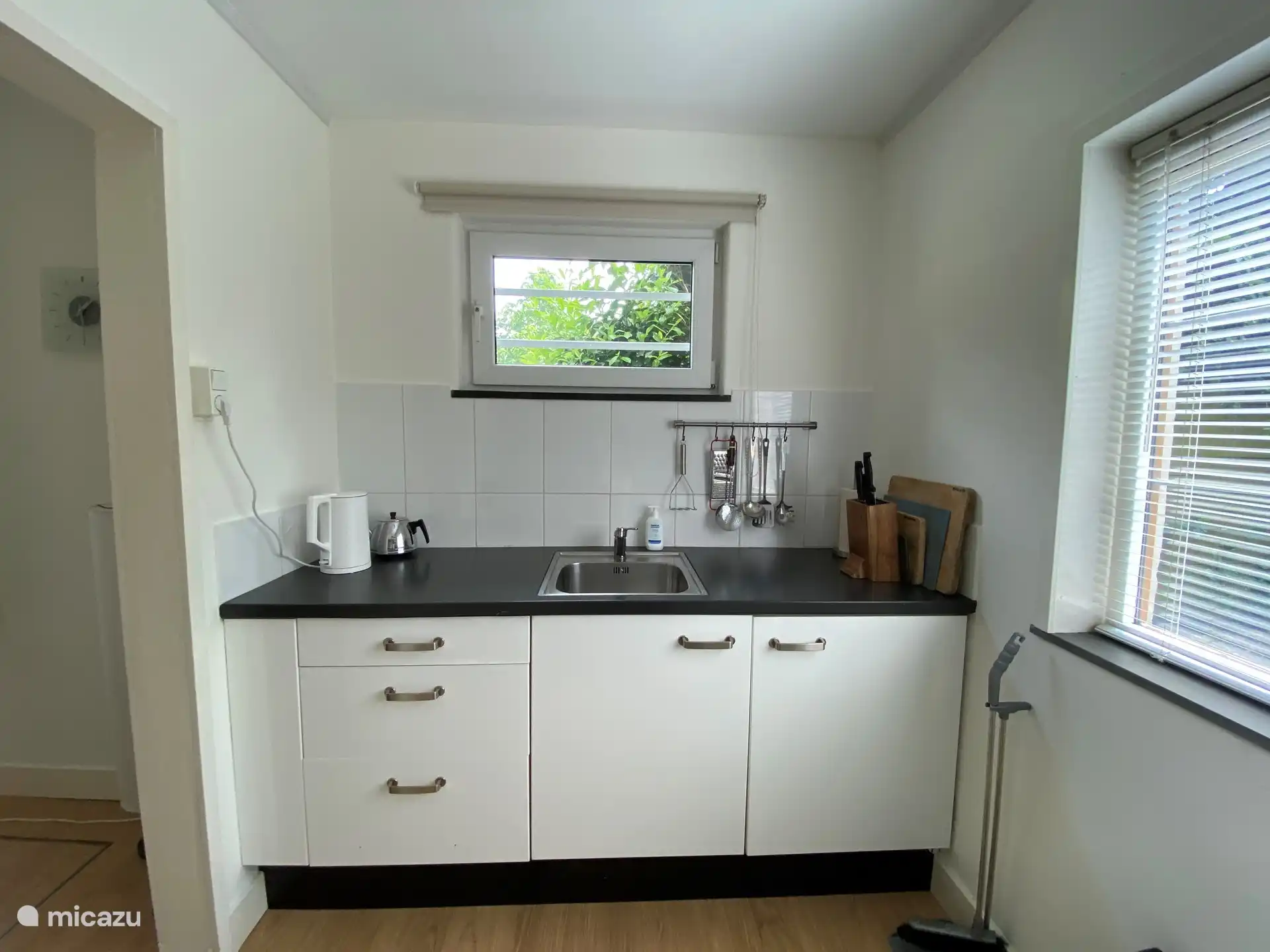 Neue frische und saubere Küche auf der einen Seite das Waschbecken ...