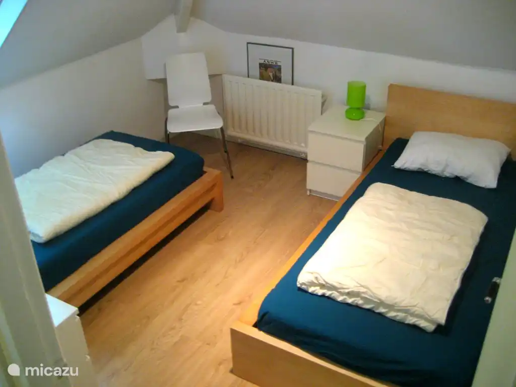 Das Schlafzimmer im Obergeschoss verfügt über ein eigenes Bad / Dusche.