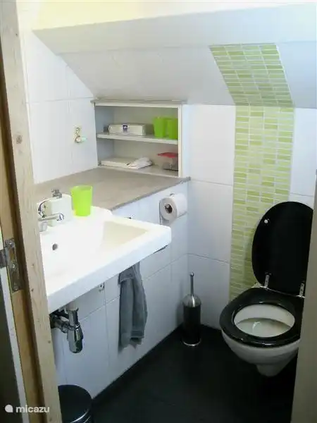 ... und im Obergeschoss ein zweites Badezimmer/Dusche für die Personen, die im Obergeschoss schlafen.