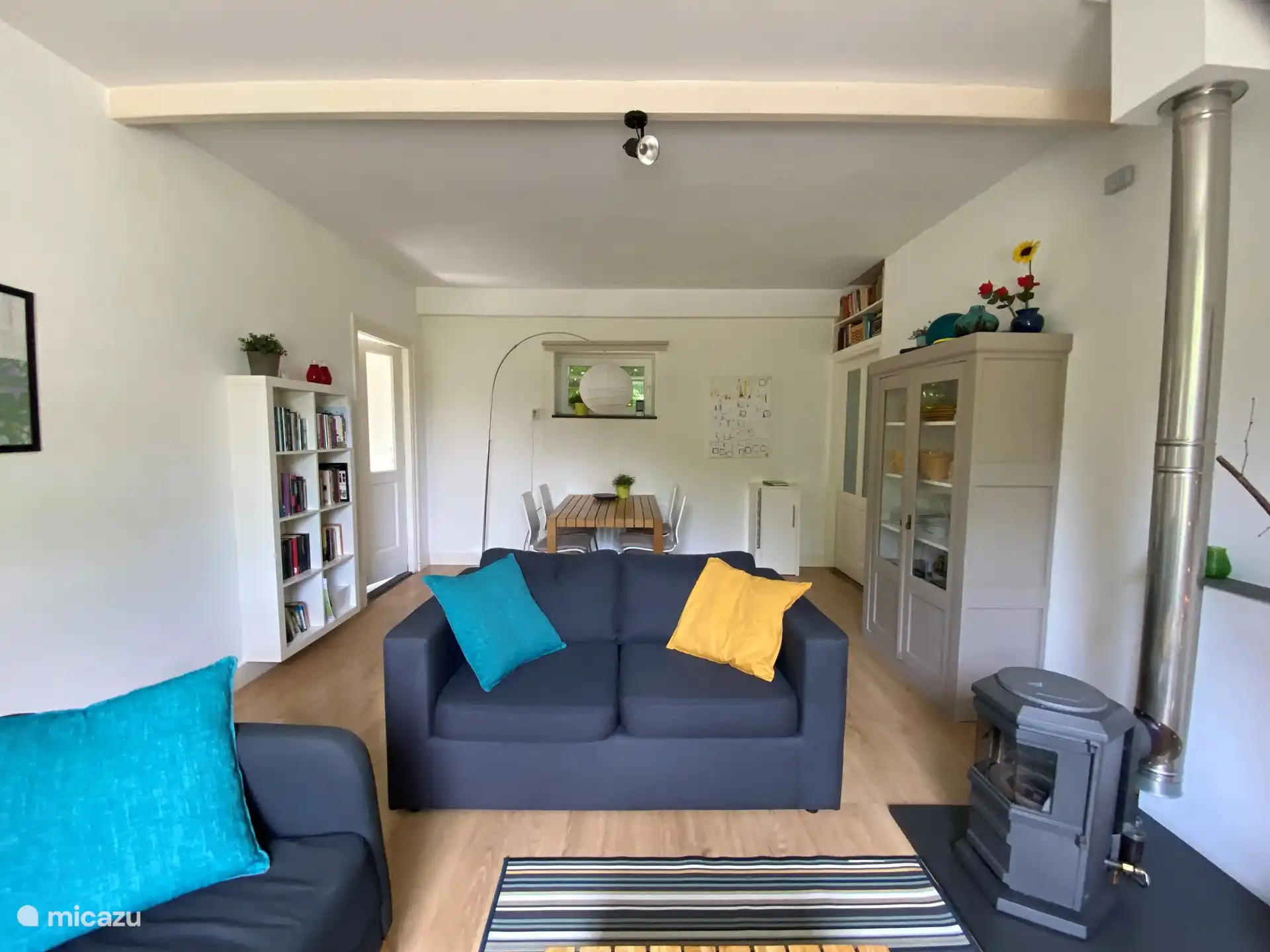 das Wohnzimmer mit Esstisch, Bücherregal, Informationsbroschüren, Spielen etc.