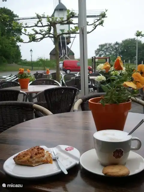 beim 'Oetsjpanning' auf der Terrasse zum Kaffee bei Limburgse Vlaai mit Blick auf die St. Bernhard Mühle
